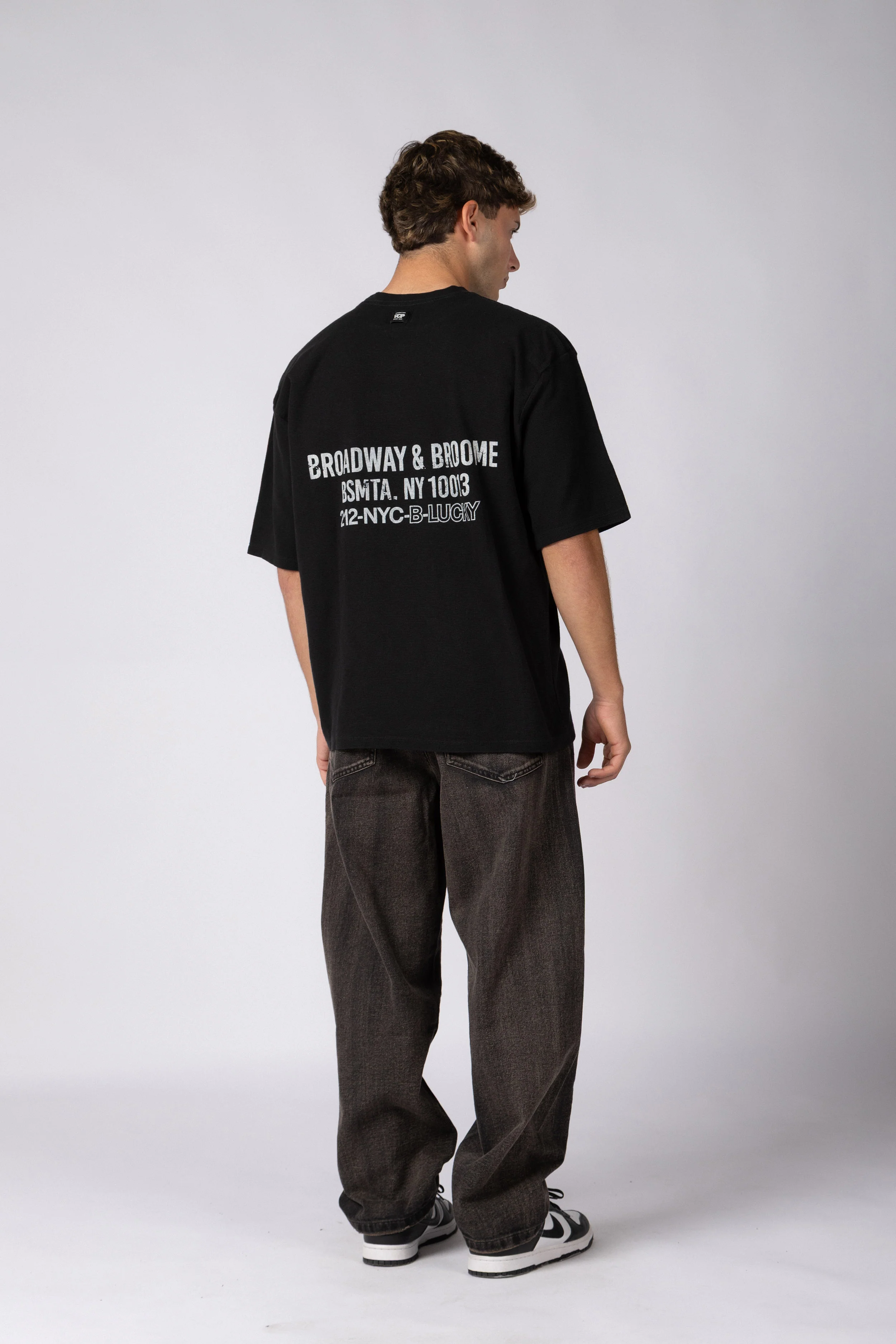 Remera Over Molt Broadway Negro - Image 2
