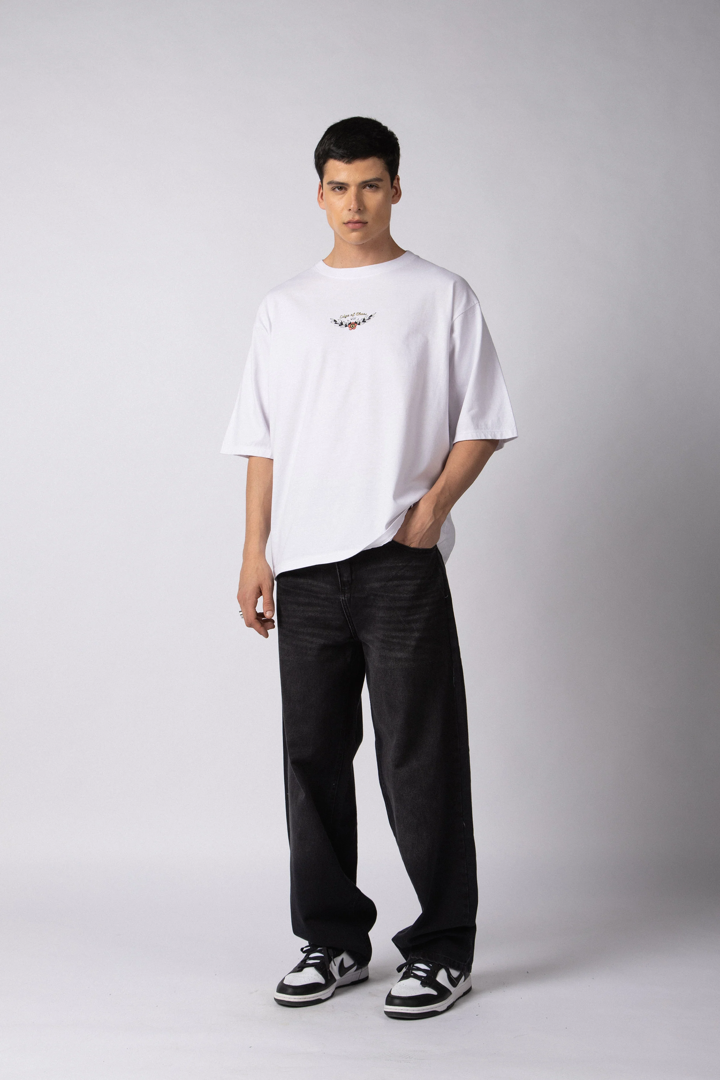 Remera Over Taz Chaos Blanca - Image 4